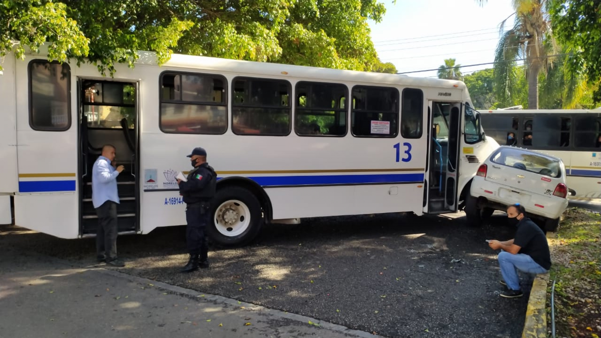 Ruta se impacta contra automóvil en la avenida Domingo Diez