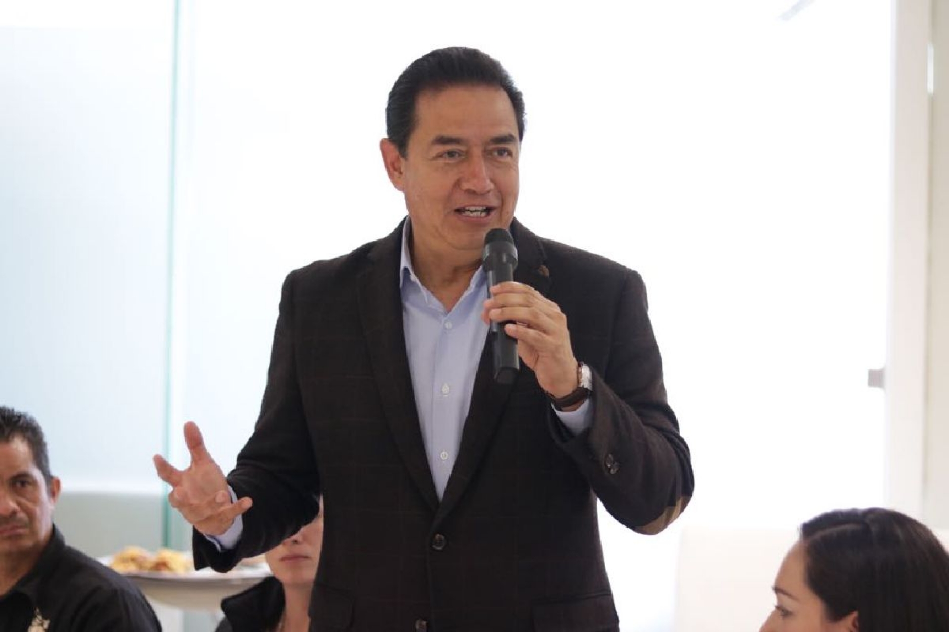 Víctor Caballero se compromete a mejorar la infraestructura del mercado ALM
