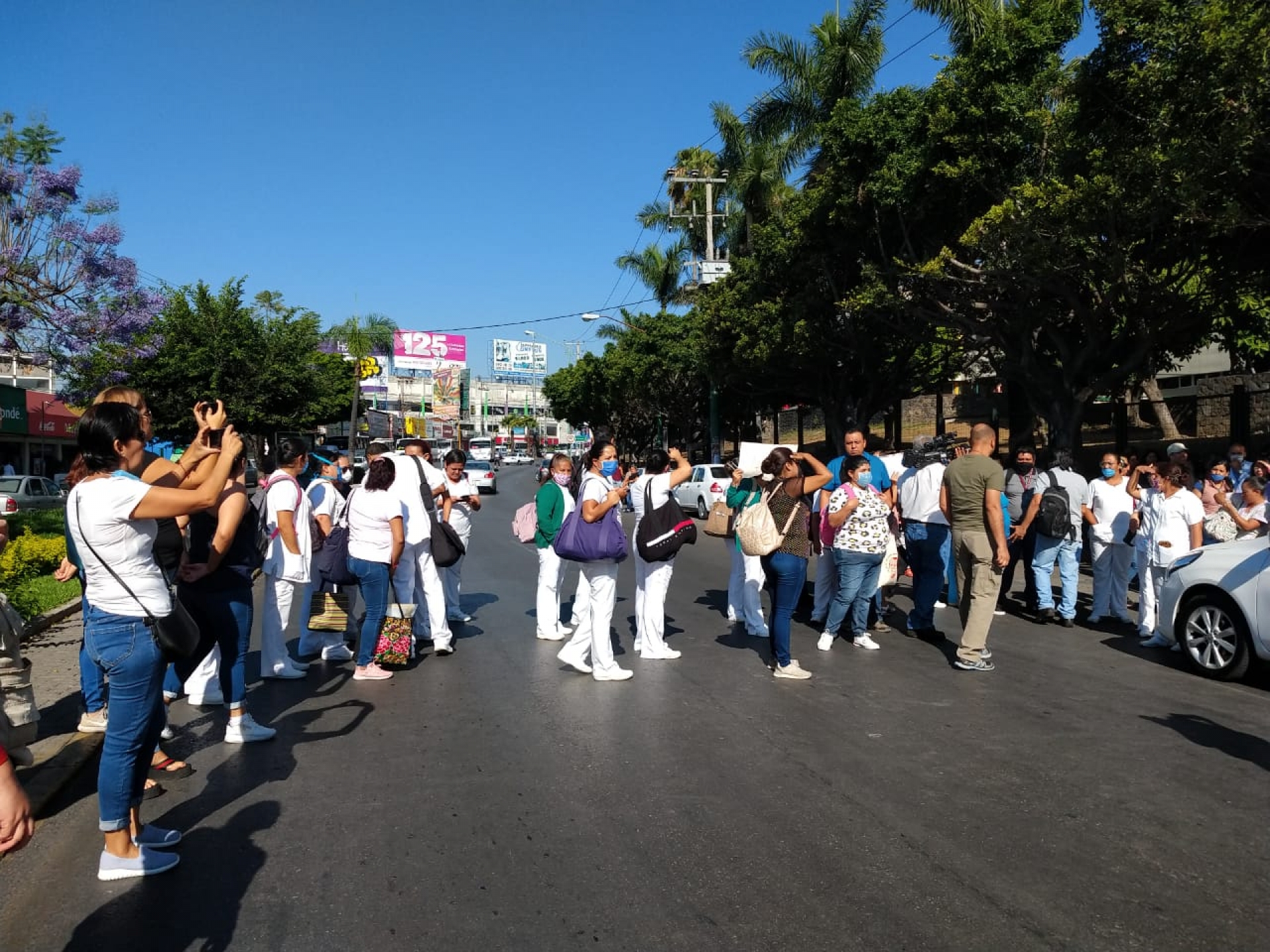 Médicos y enfermeras del IMSS se manifestaron en la avenida Plan de Ayala
