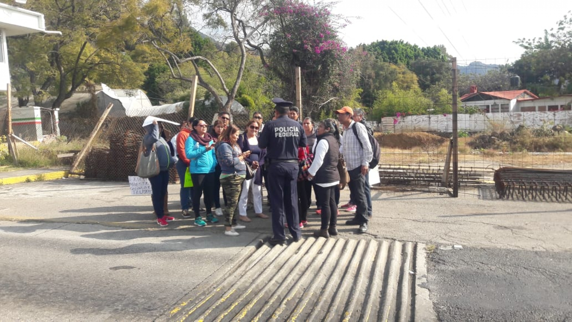 Retira PF a manifestantes en caseta de La Pera-Cuautla, mediante diálogo