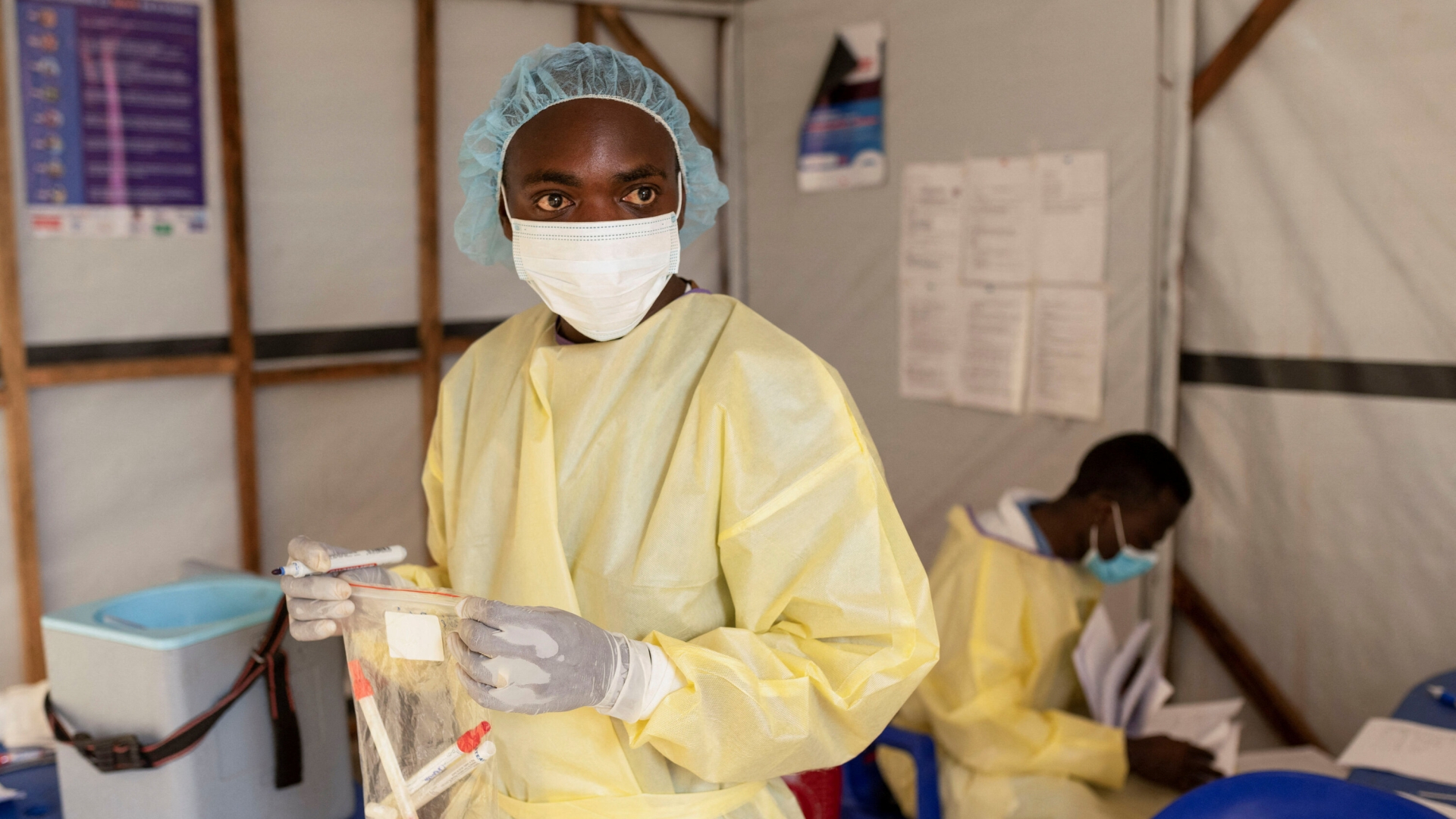 OMS recomienda cubrebocas solo para personal sanitario ante brote de mpox