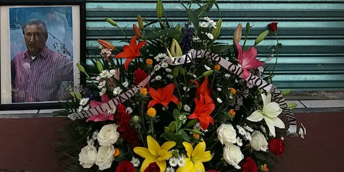 Depositan ofrenda familiares del maestro Albino Quiroz Sandoval, como "memorial"