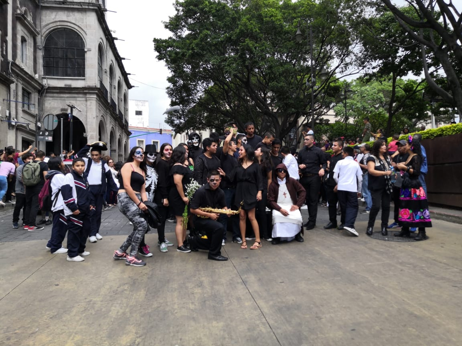 Estudiantes realizan marcha fúnebre y desfile de catrines en Cuernavaca