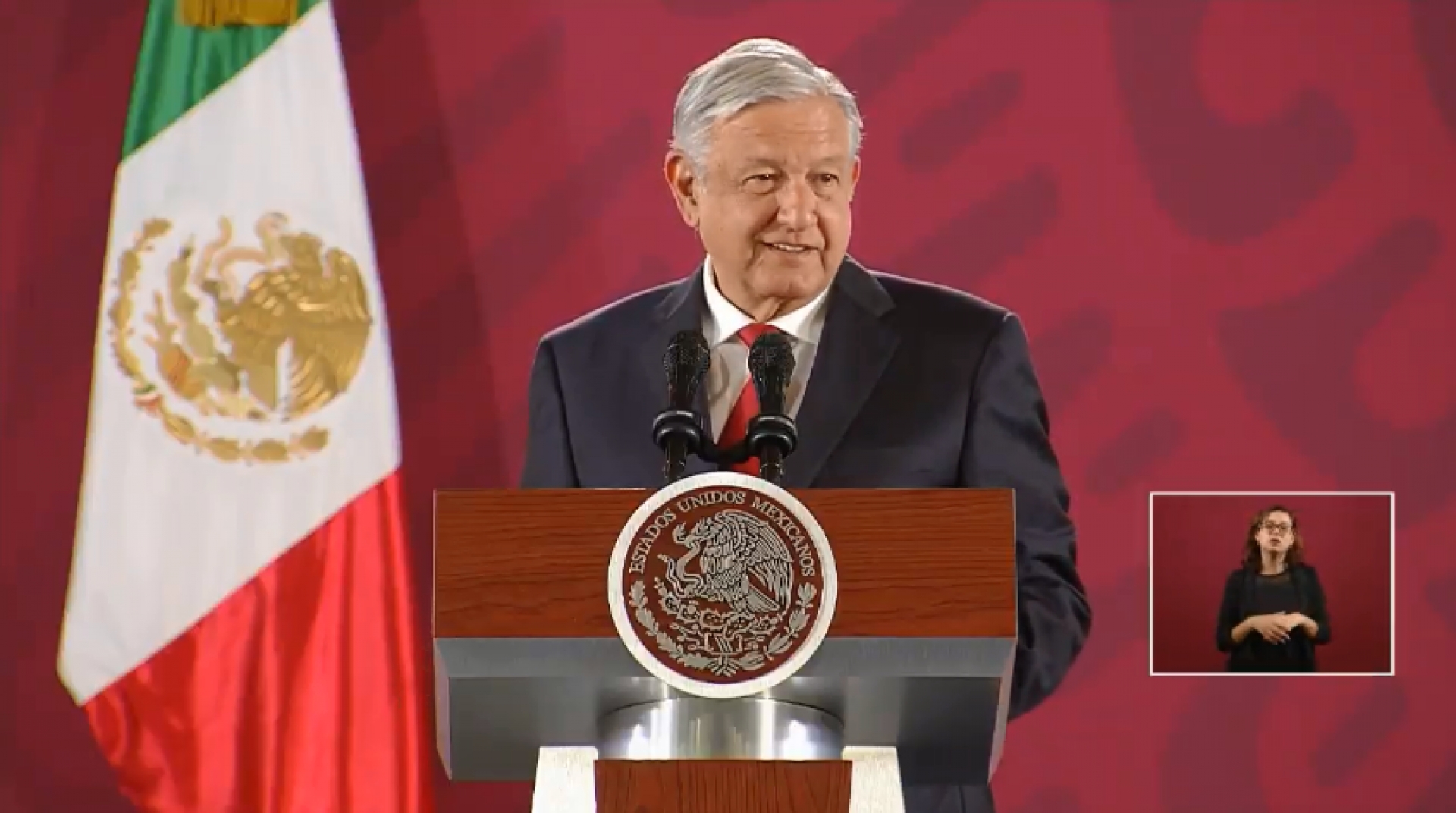 AMLO llega un poco enfermo de la garganta a la conferencia matutina