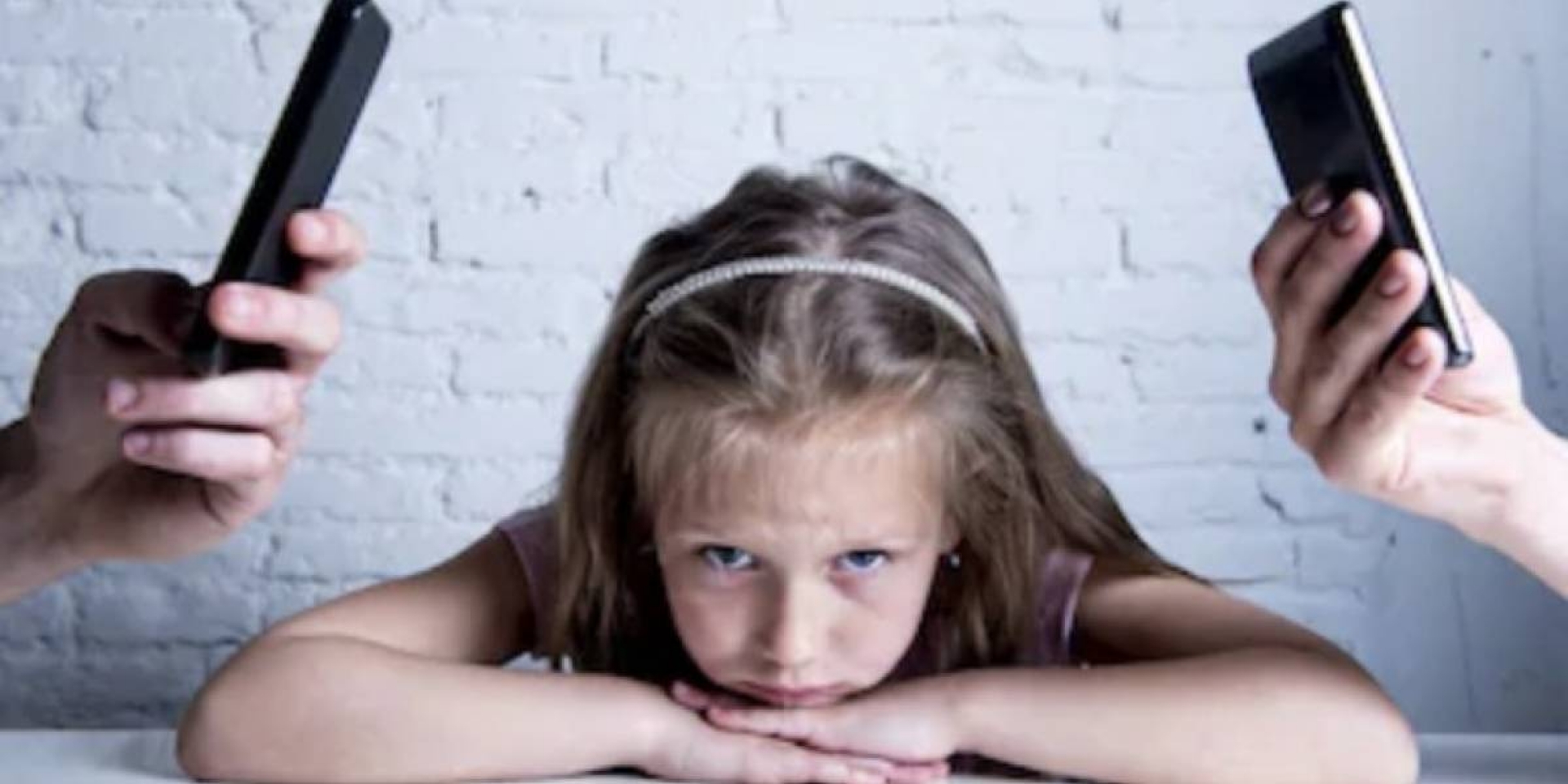 Tu adicción al celular podría causarle graves daños a tus hijos, según expertos
