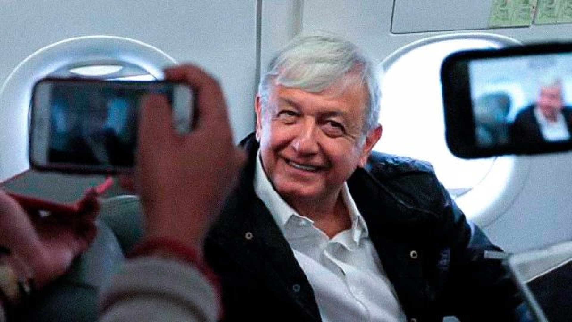 AMLO comparte vuelo con Raúl Salinas de Gortari; uno viajó en primera clase
