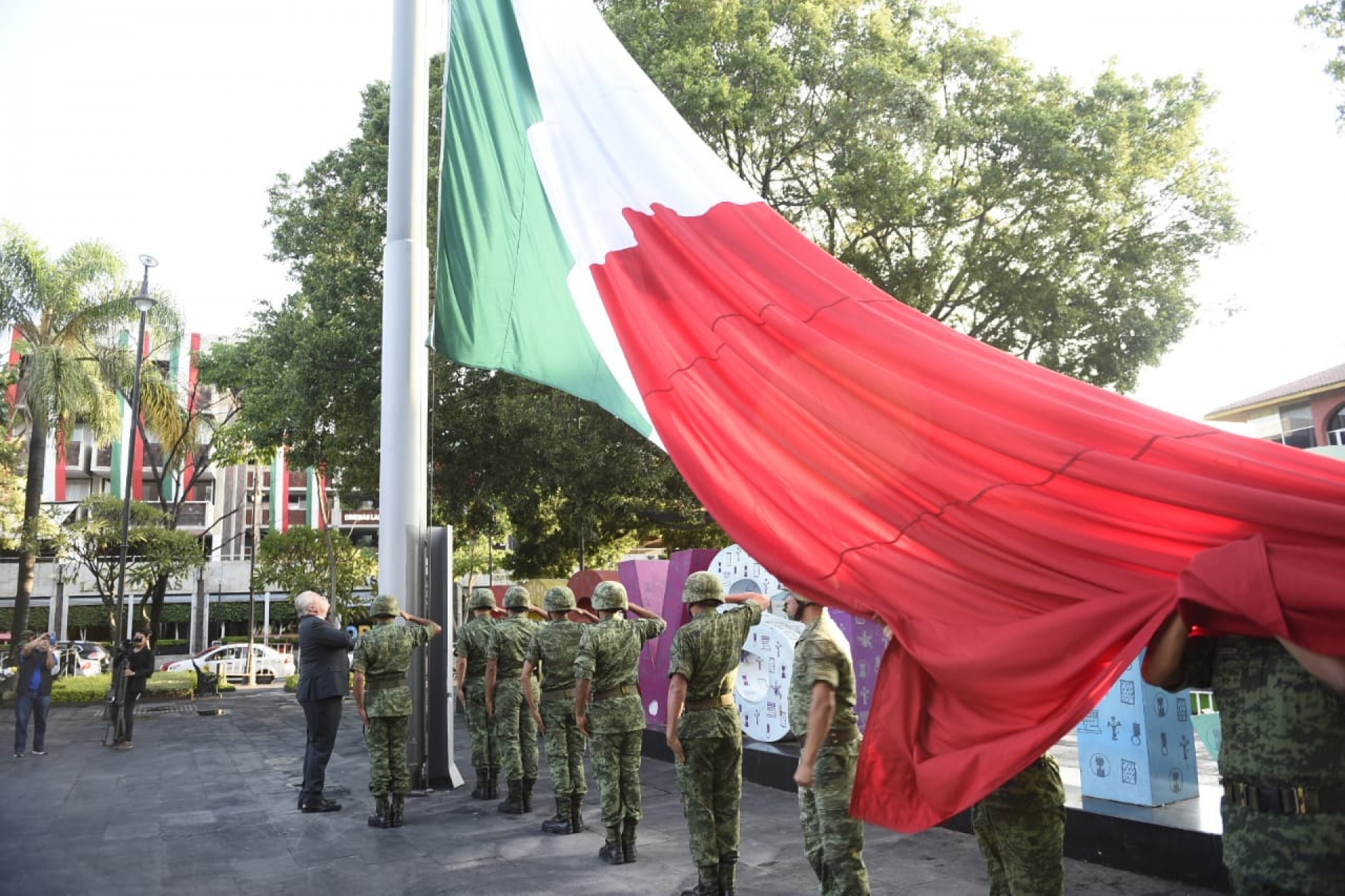 Encabeza José Manuel Sanz segundo izamiento de bandera en el mes patrio
