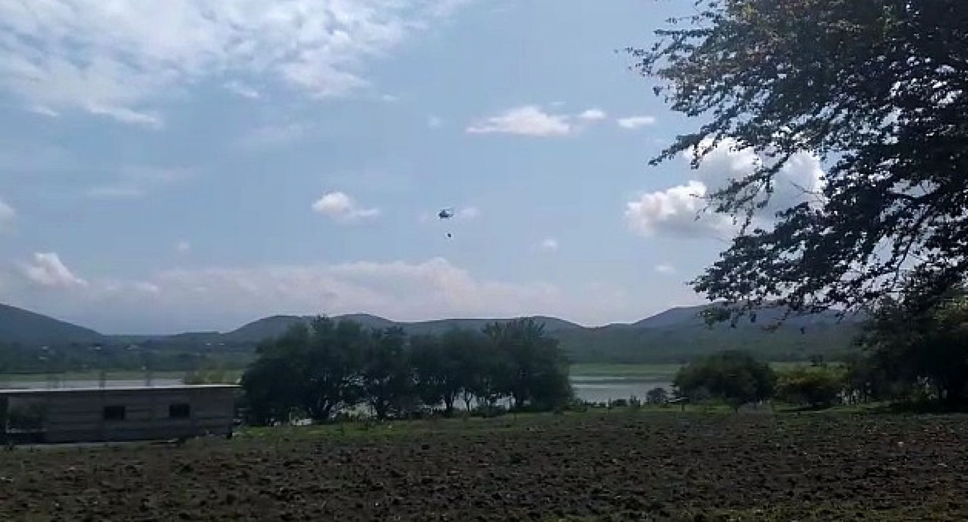 Alarma entre vecinos de Coatetelco y Miacatlán por helicóptero que extrae agua de presa El Rodeo