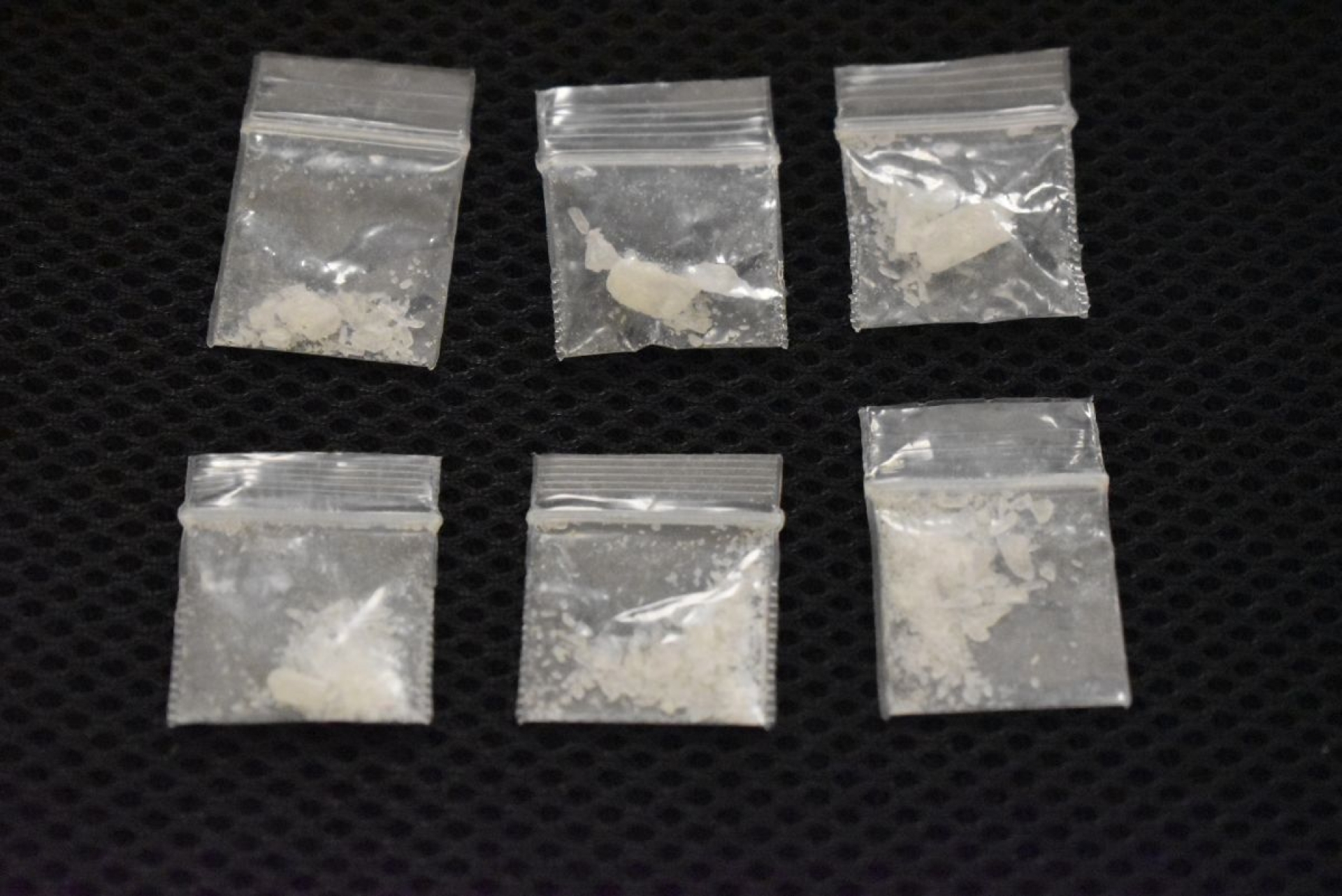Intentó deshacerse de varias dosis de “cristal”