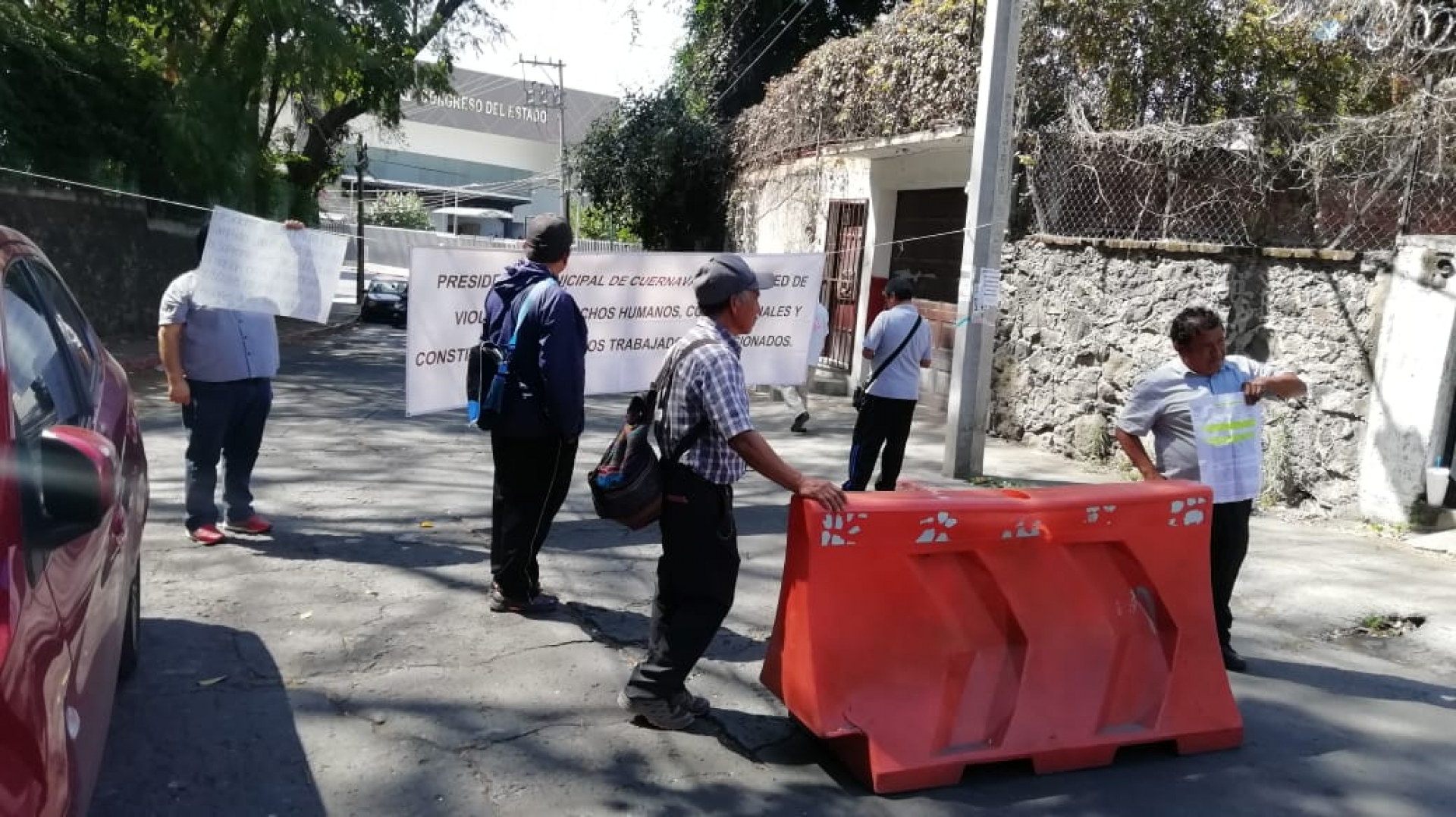 Trabajadores del SAPAC se manifiestan en el Congreso local
