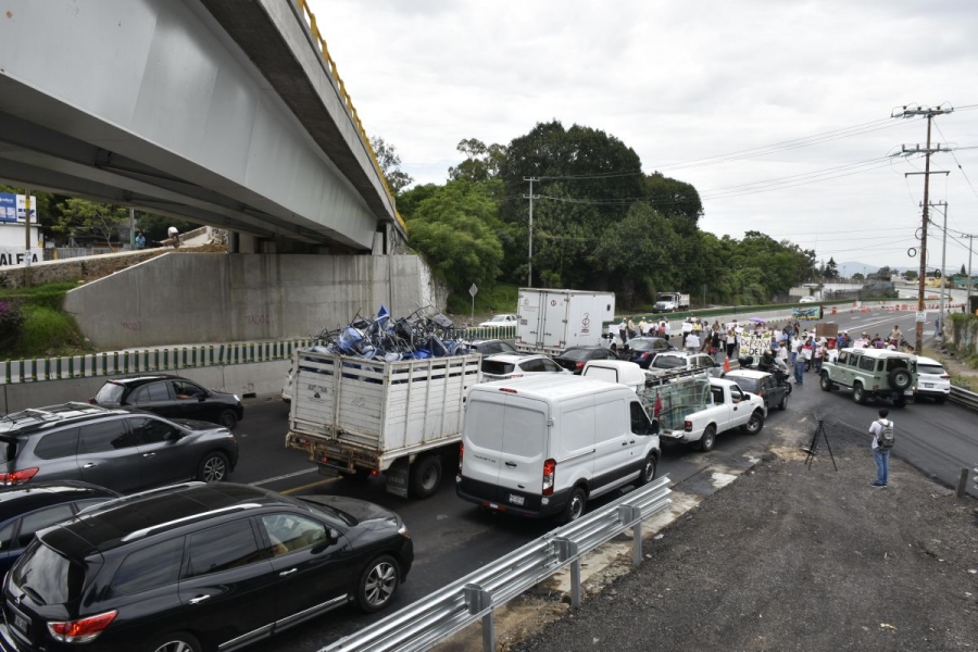 Bloquean autopista; exigen cese de trabajos en La Pera-Cuautla