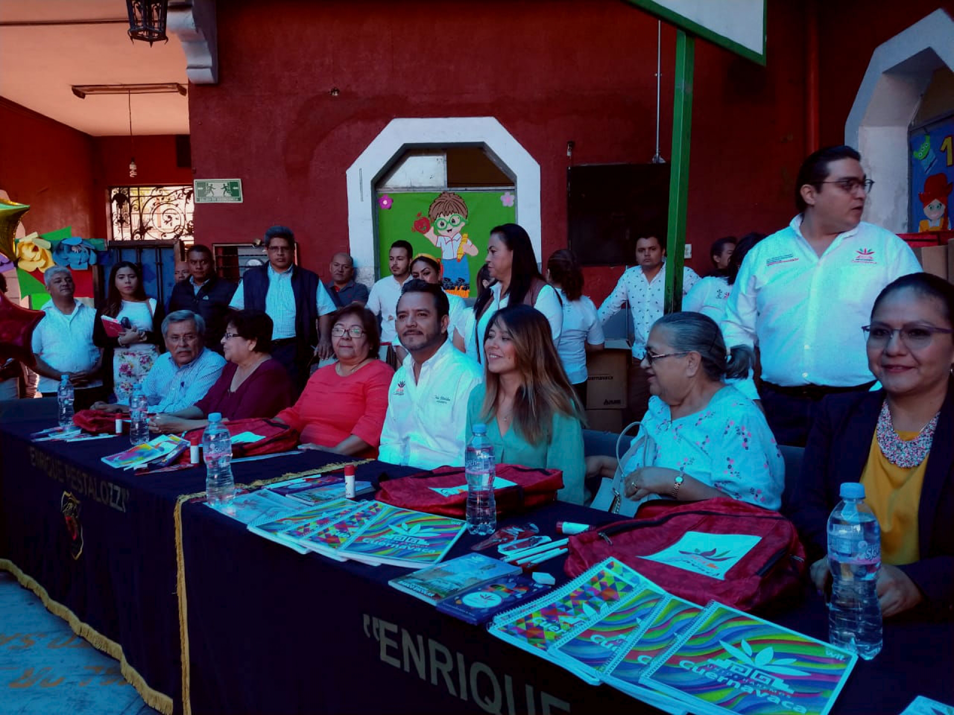 Entrega alcalde de Cuernavaca mochilas a estudiantes de la primaria 'Enrique Pestalozzi'