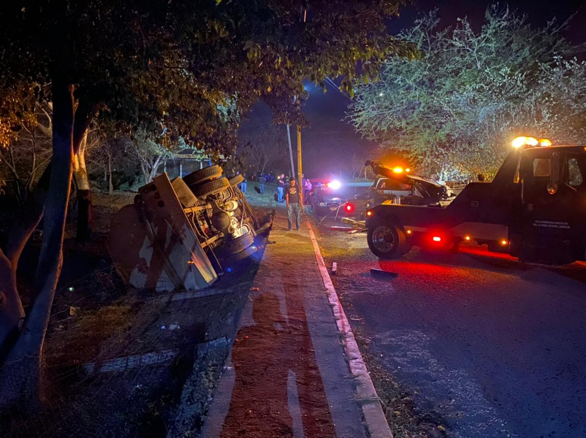 Una pipa volcó en la colonia Miguel Hidalgo de Jiutepec