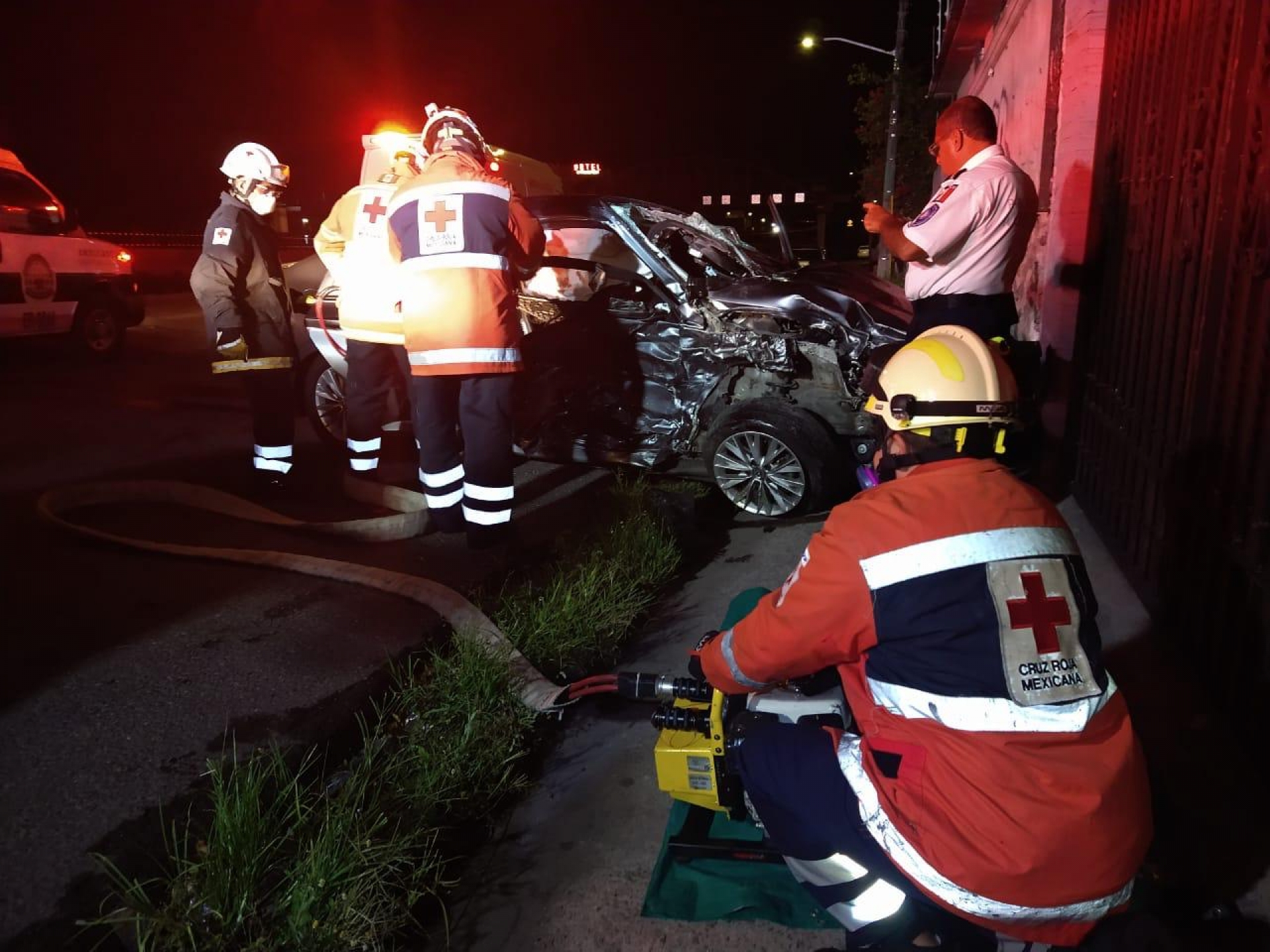 Un muerto y dos heridos, saldo de accidente vehicular en el paso exprés