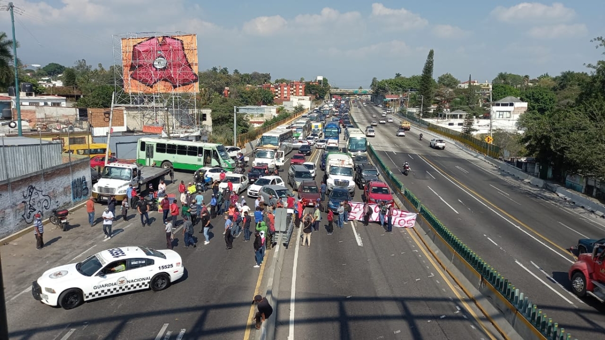 Efectúan bloqueos trabajadores capitalinos, en segundo día de protesta