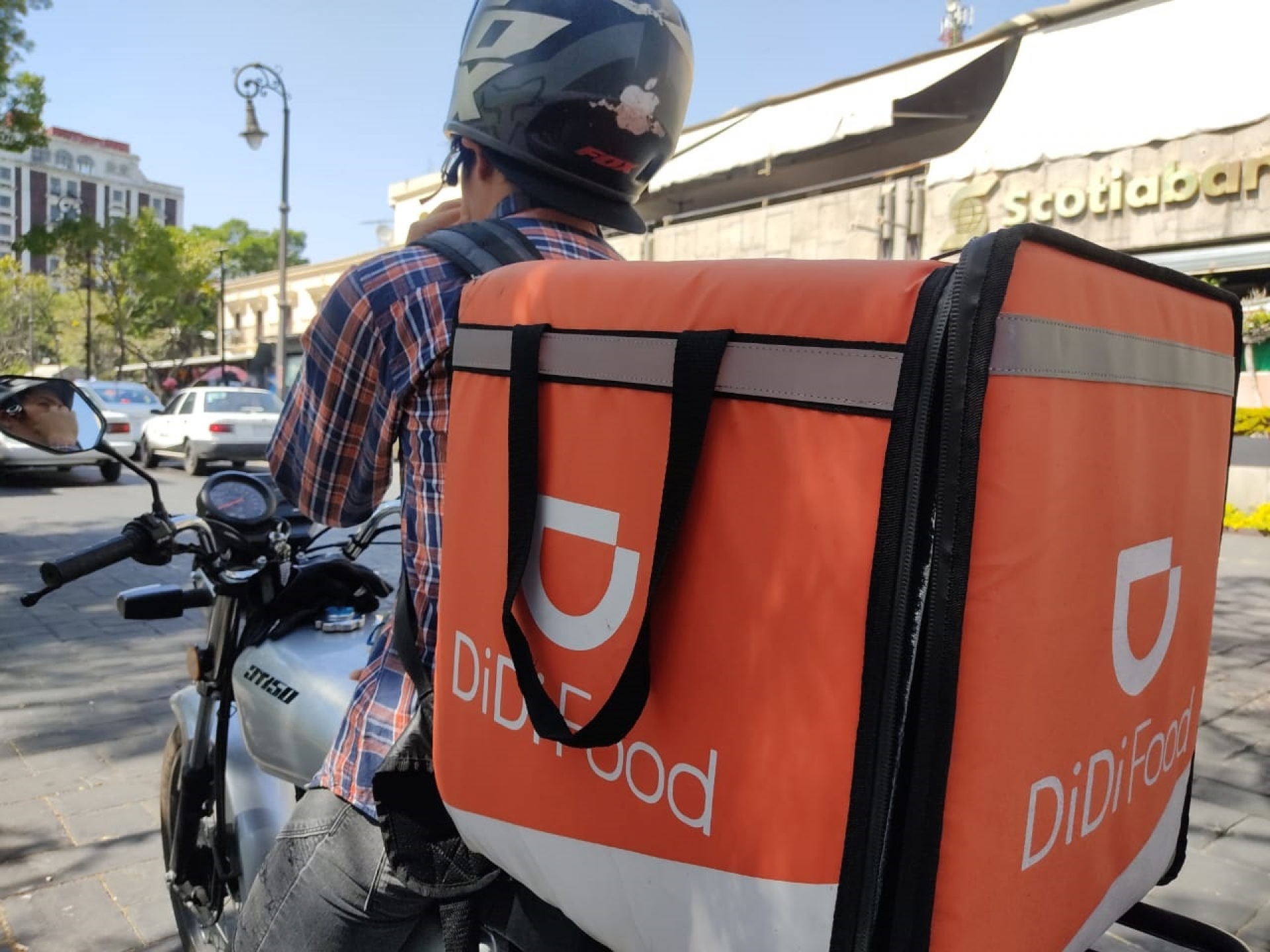 Suspendió sus estudios para trabajar