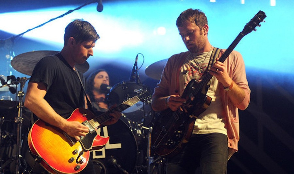 Kings of Leon estrena en vivo “Around The World”, y su nuevo video de "Waste a Moment"