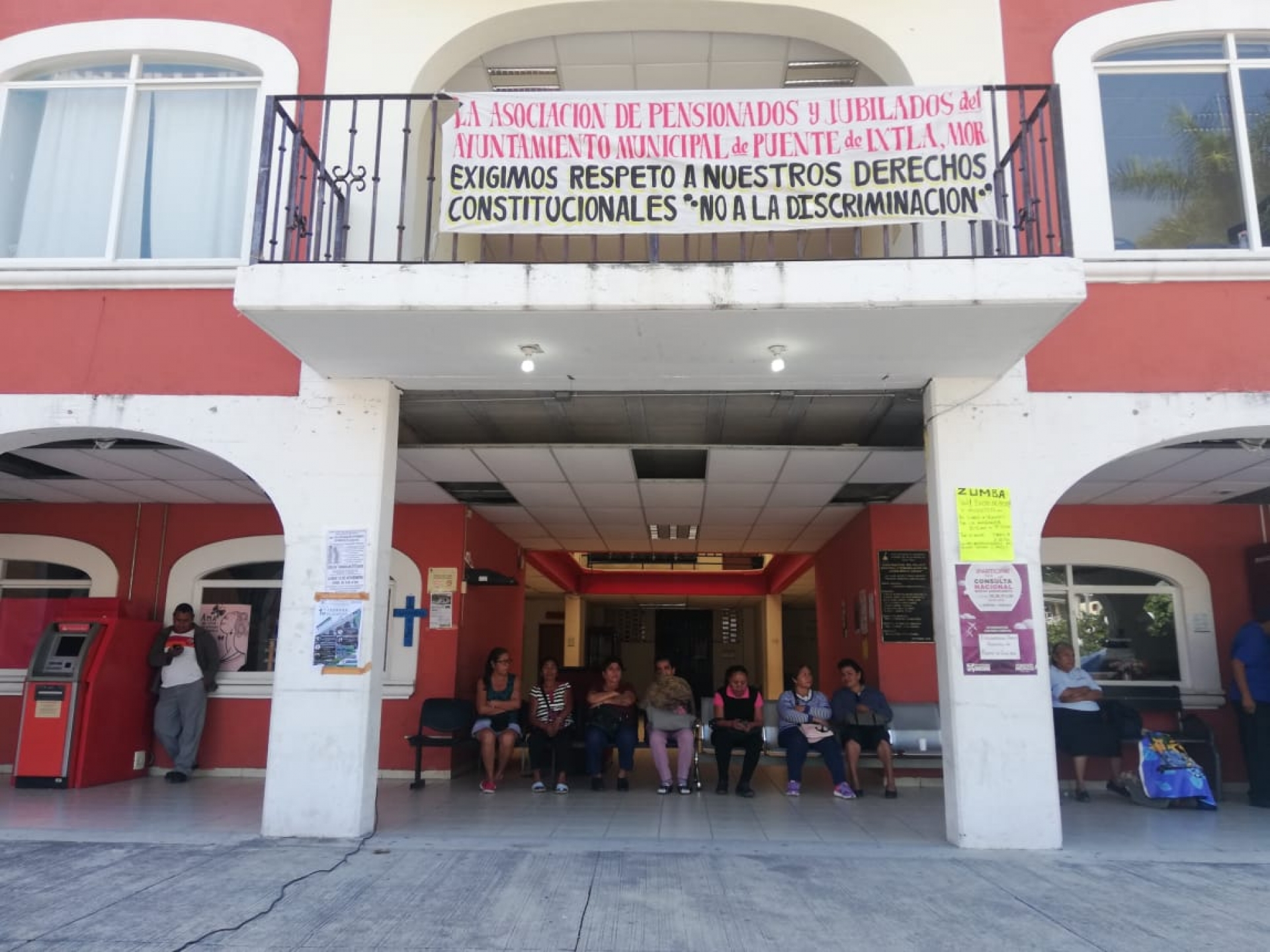 Toman jubilados la presidencia municipal de Puente de Ixtla