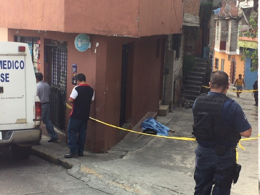 Fue hallado sin vida sobre una banqueta