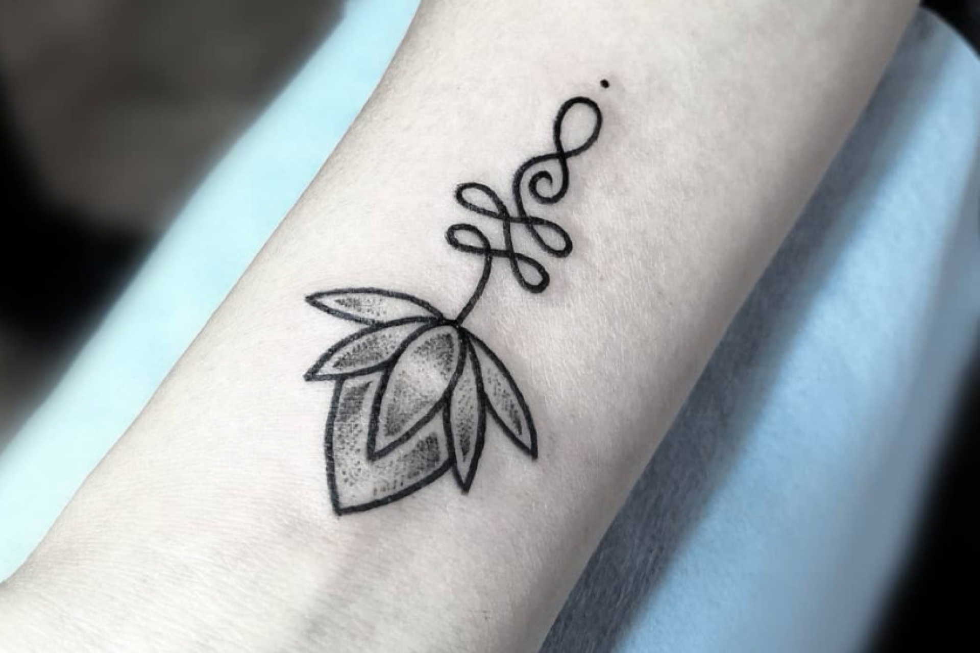 Tatuajes minimalistas y de líneas simples, si quieres un diseño en blanco y negro