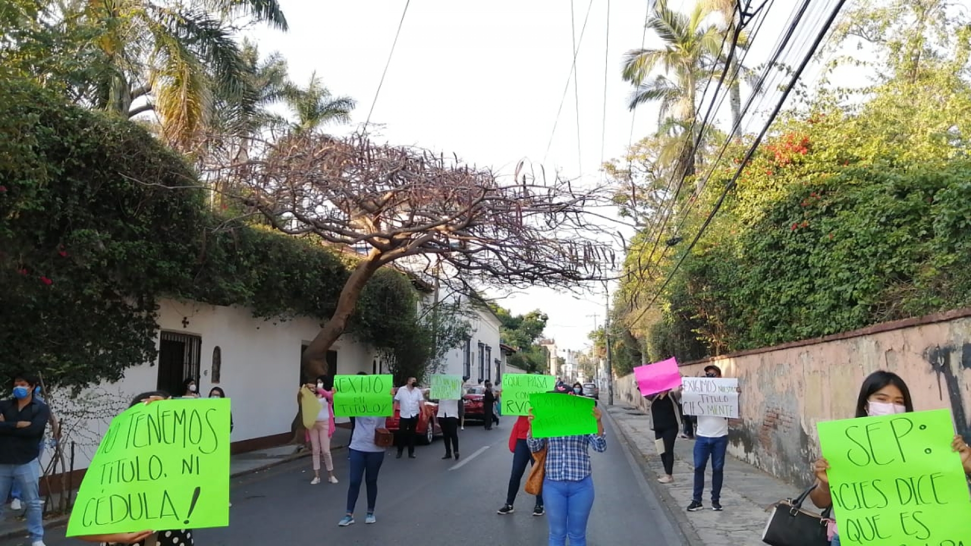 Se manifiestan estudiantes del CIES; exigen entrega de título