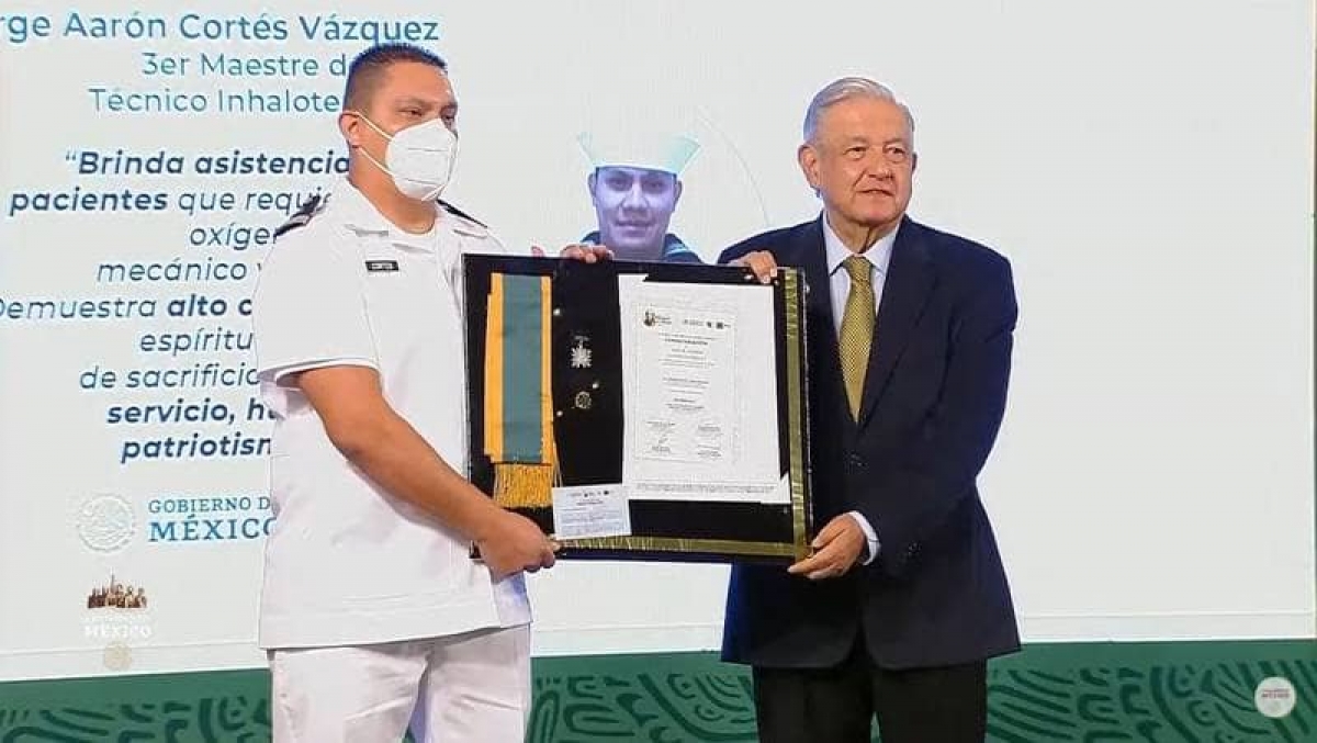 AMLO entrega condecoración Miguel Hidalgo a personal de salud que atiende COVID
