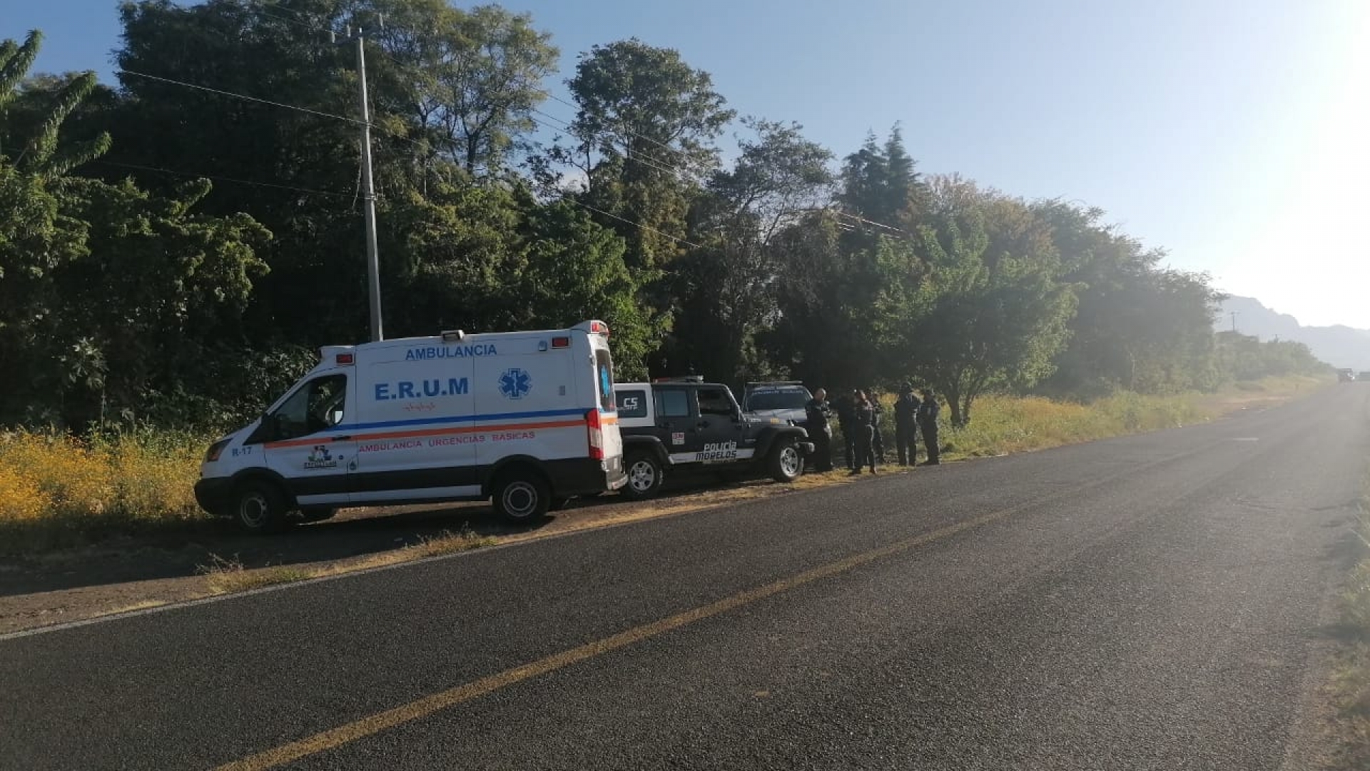 Hallan un cadáver maniatado a un costado de la carretera Cuernavaca-Tepoztlán
