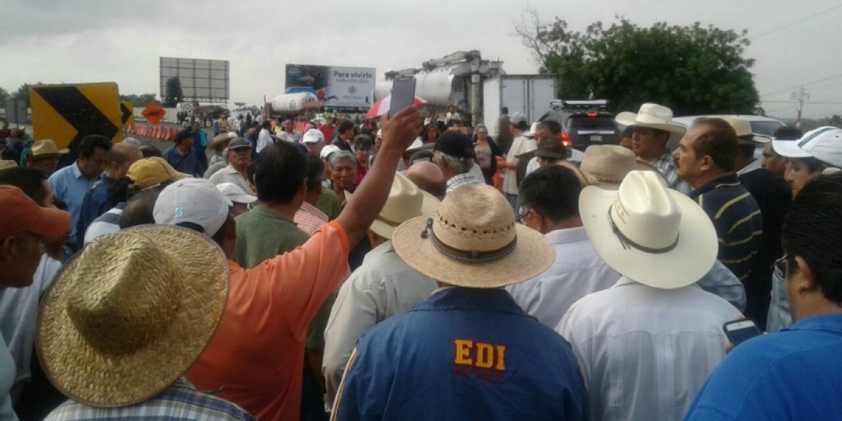 Bloquean ejidatarios autopista México-Acapulco; denunciaron que no hay un trabajo eficiente para sanear aguas
