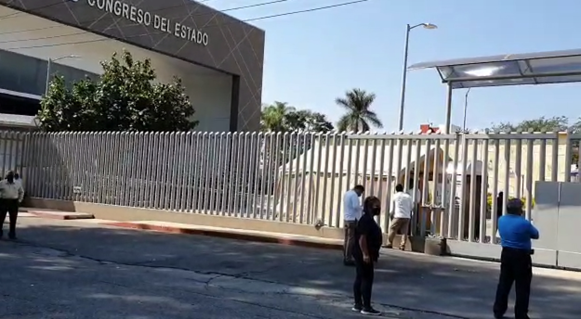 Se manifiestan maestros jubilados en el Congreso local