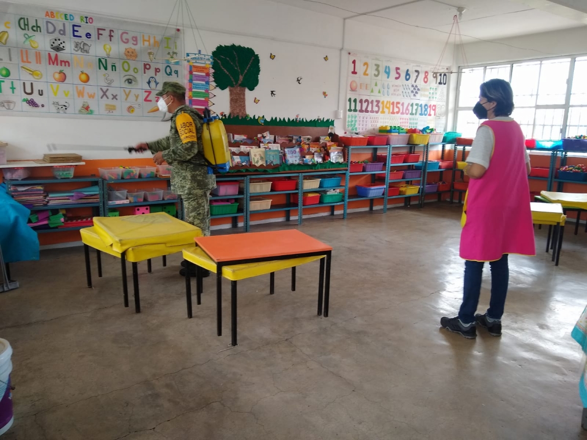 Labor social de personal militar en el jardín de niños 'Rosaura Zapata', en Cuautla