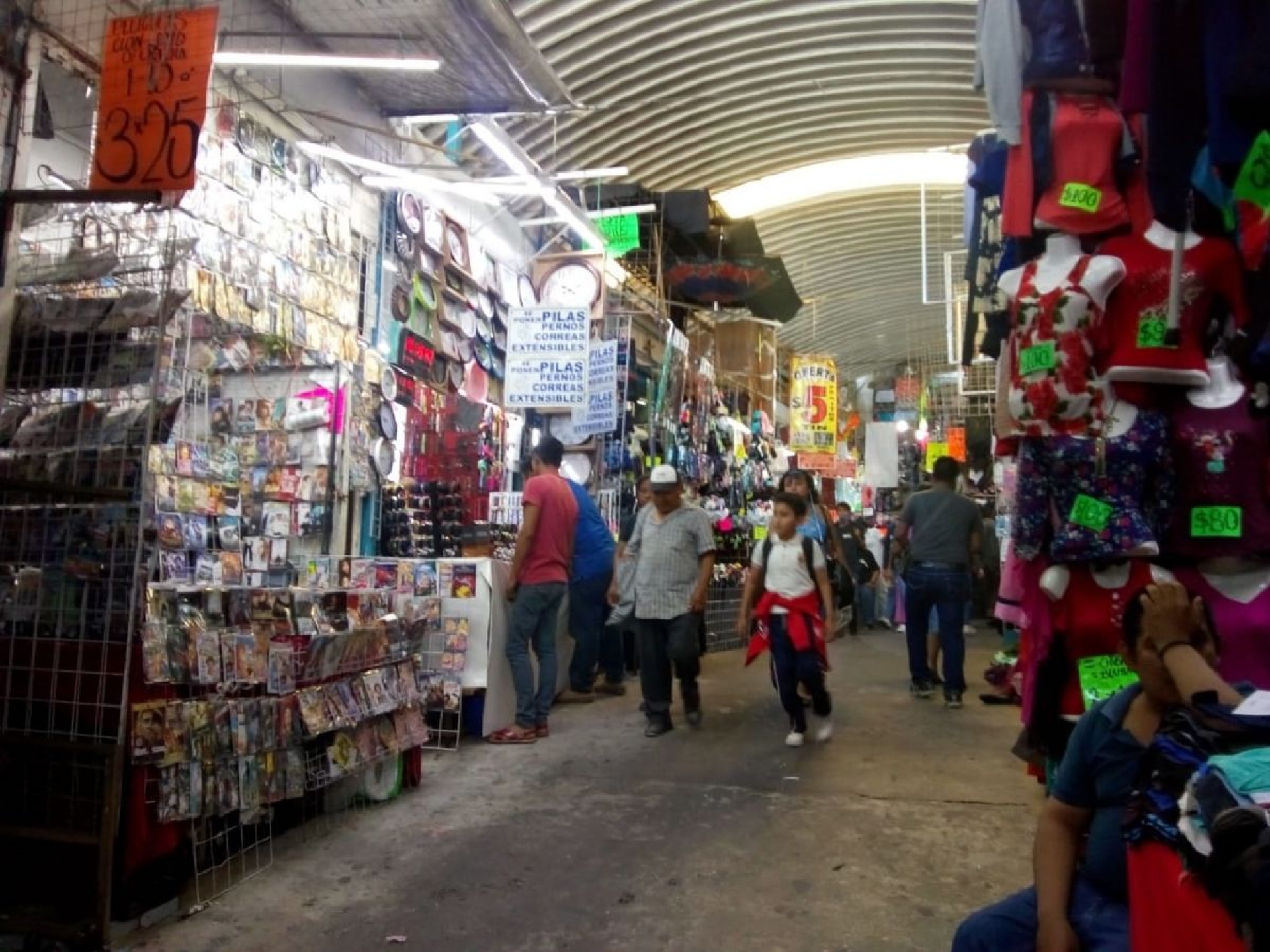 El puente del dragón, bullicioso lugar de comercio