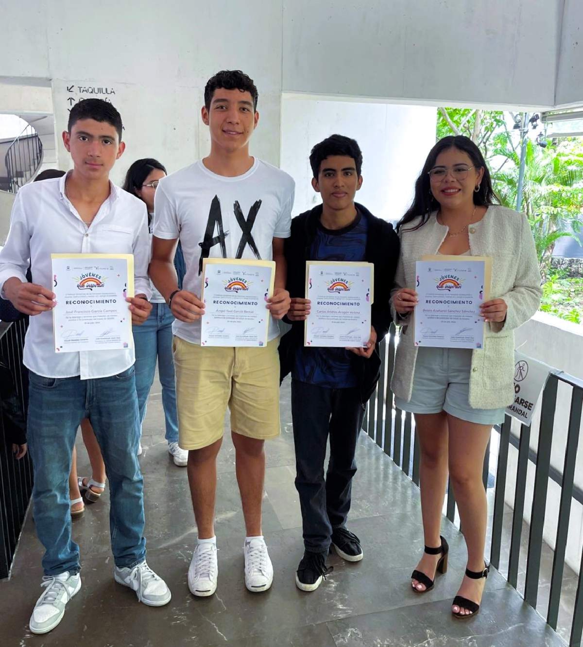 Reconocen a jóvenes por trayectoria académica y deportiva