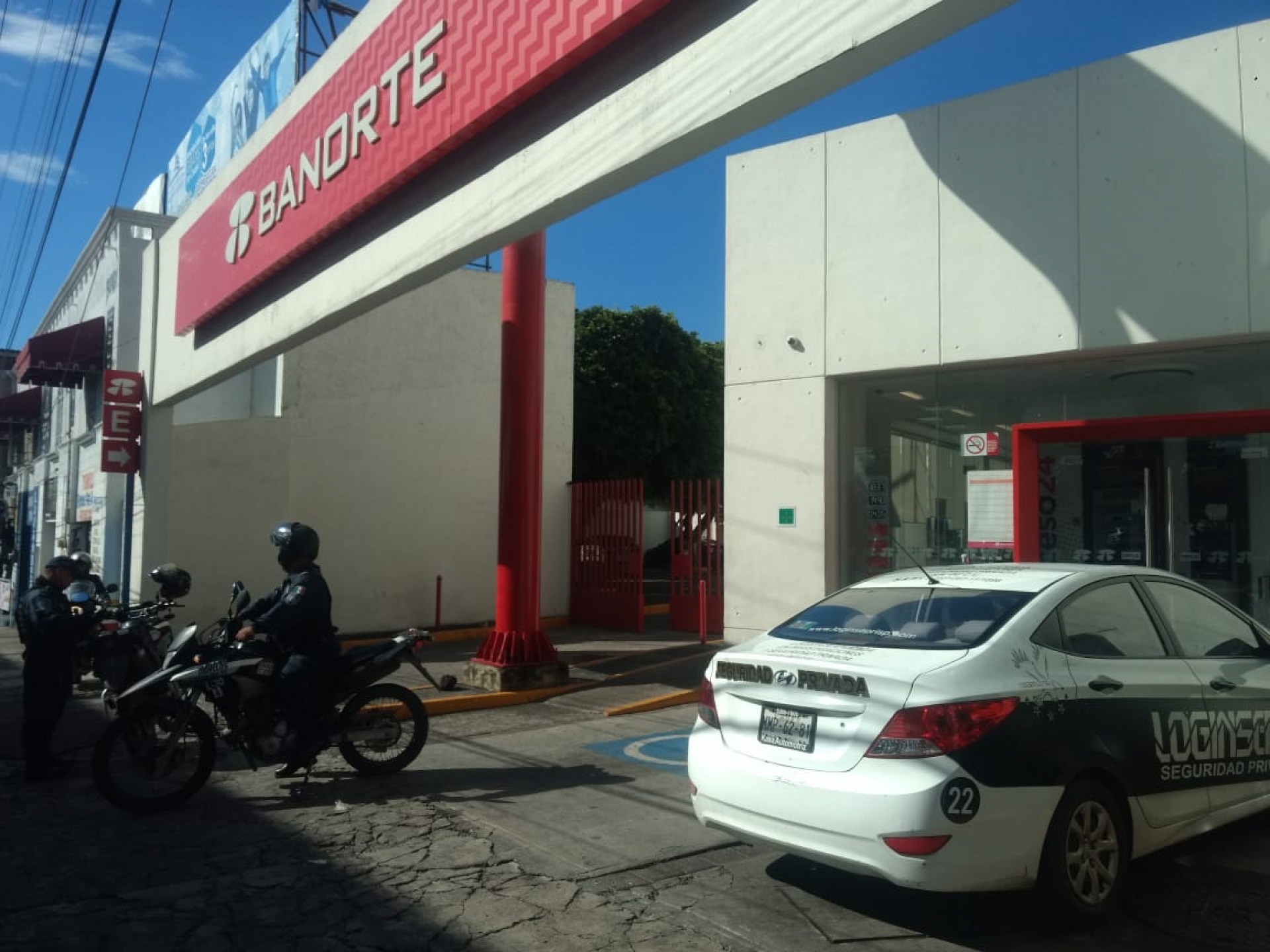 Asaltan sucursal de 'Banorte' en Tejalpa