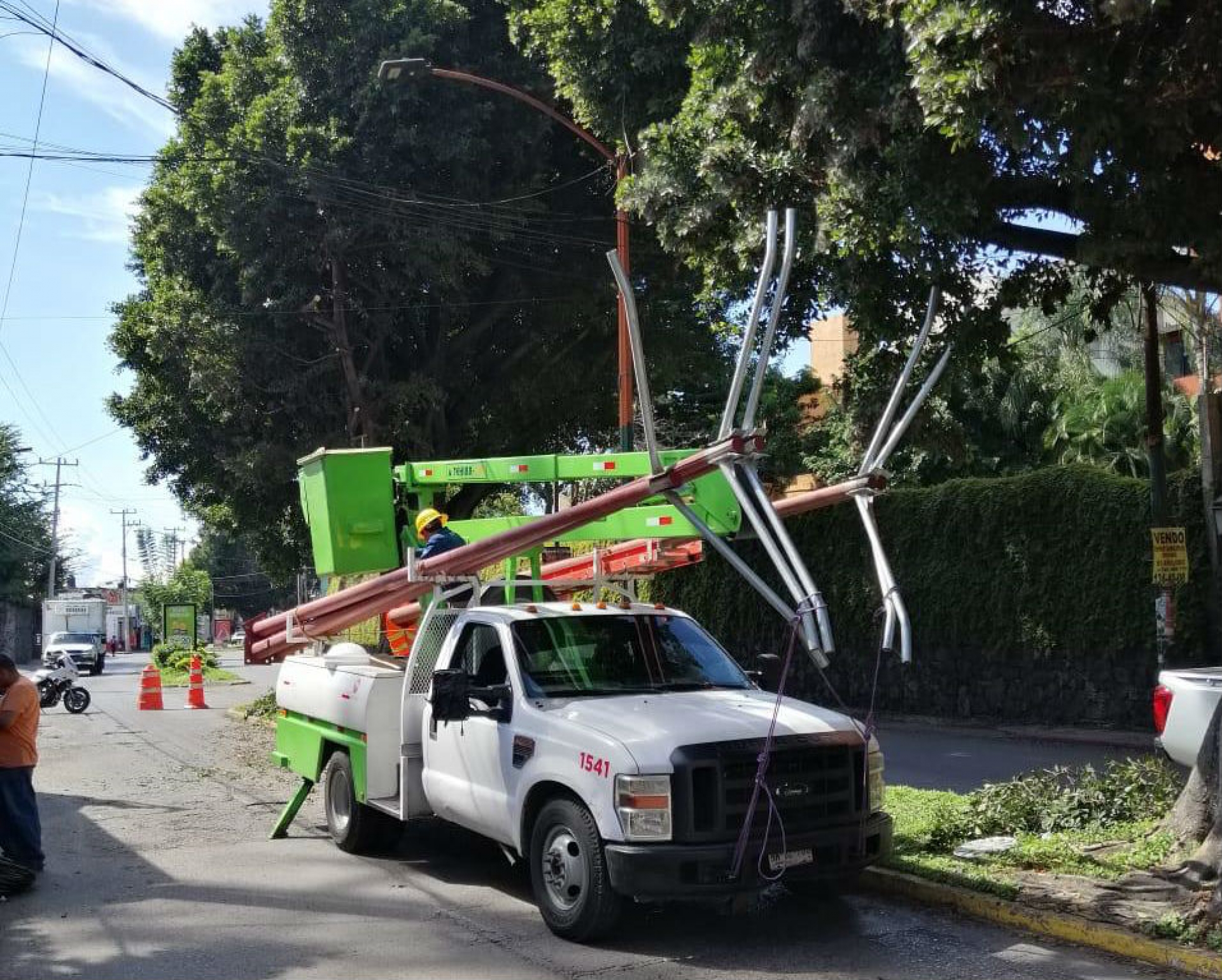 Por trabajos de iluminación, cierran circulación en un carril de la avenida Díaz Ordaz