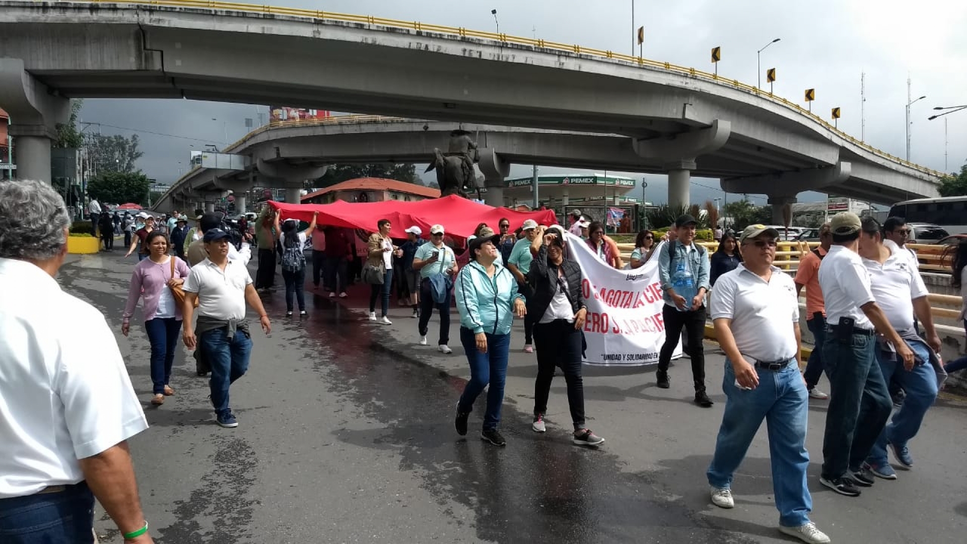 Marchan en demanda del rescate financiero de la UAEM