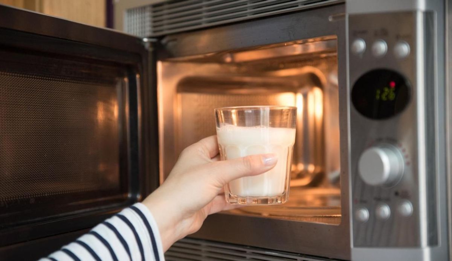 Razones por las que es peligroso calentar agua o leche en el microondas