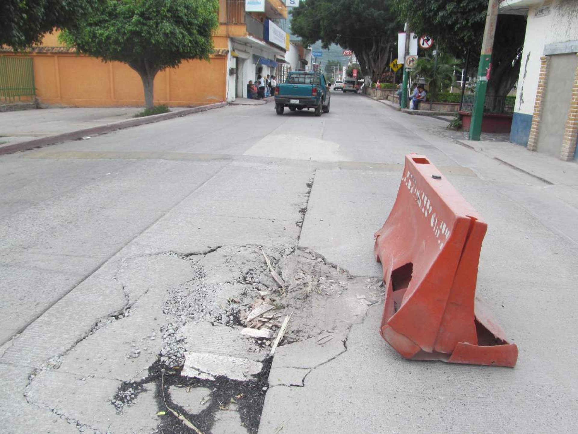 Demandan vecinos de Tlaltizapán reparación de la avenida principal