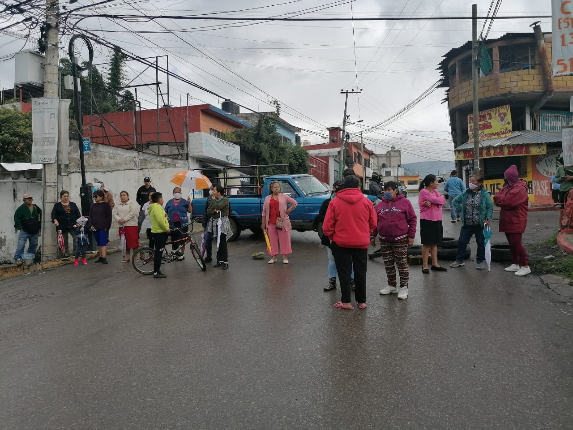 Protestan vecinos de la colonia Ahuehuetitla por falta de agua potable