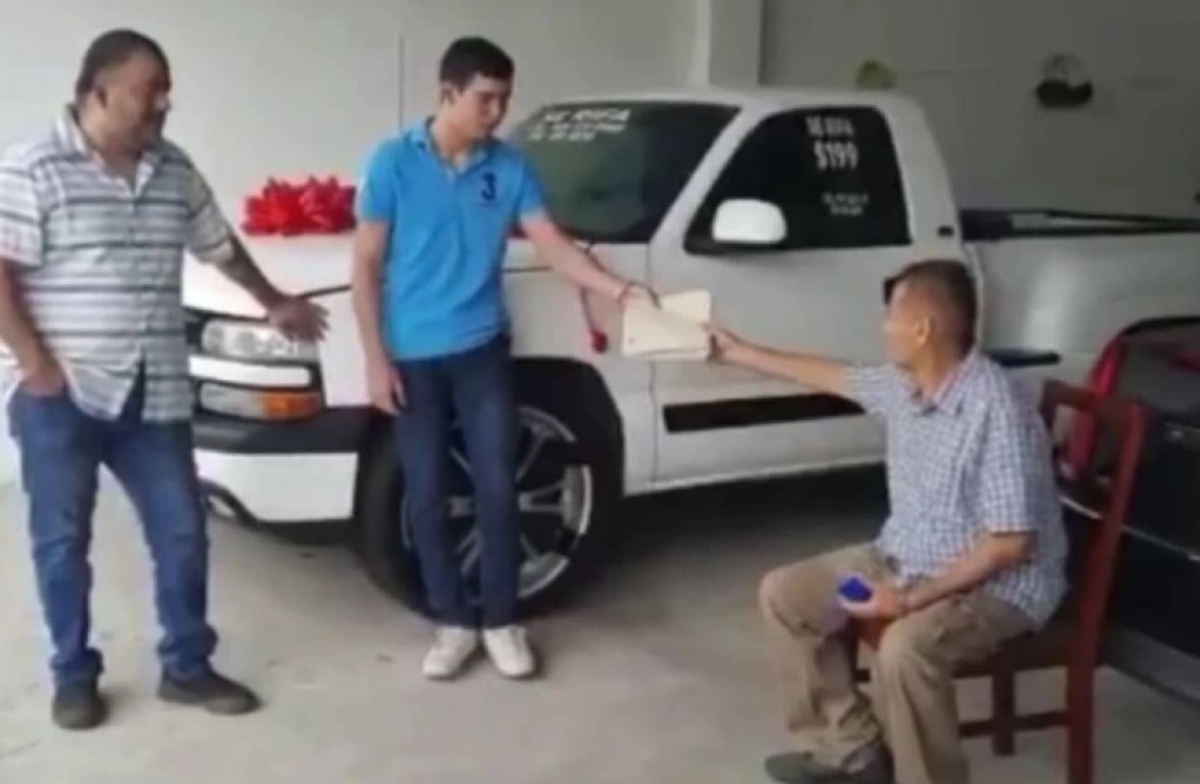 Hombre rifa su camioneta para pagar tratamiento de cáncer y ganador se la devuelve