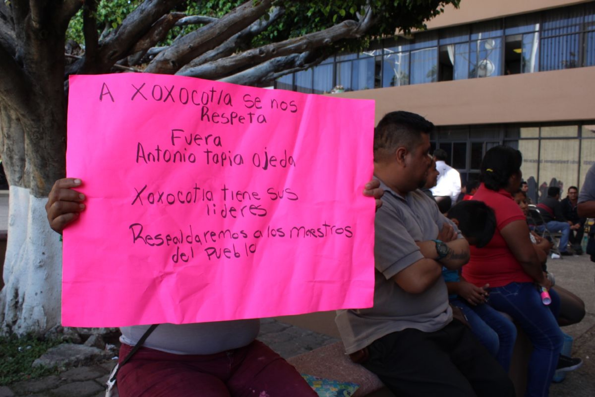 Padres de familia de escuela de Xoxocotla defienden ante el IEBEM a su directora