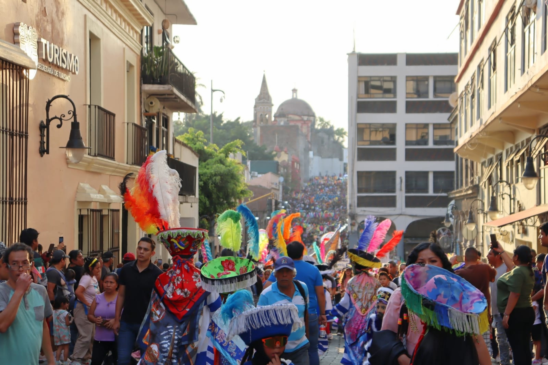 Efectúan carnaval en Cuernavaca, con la participación de los 12 poblados