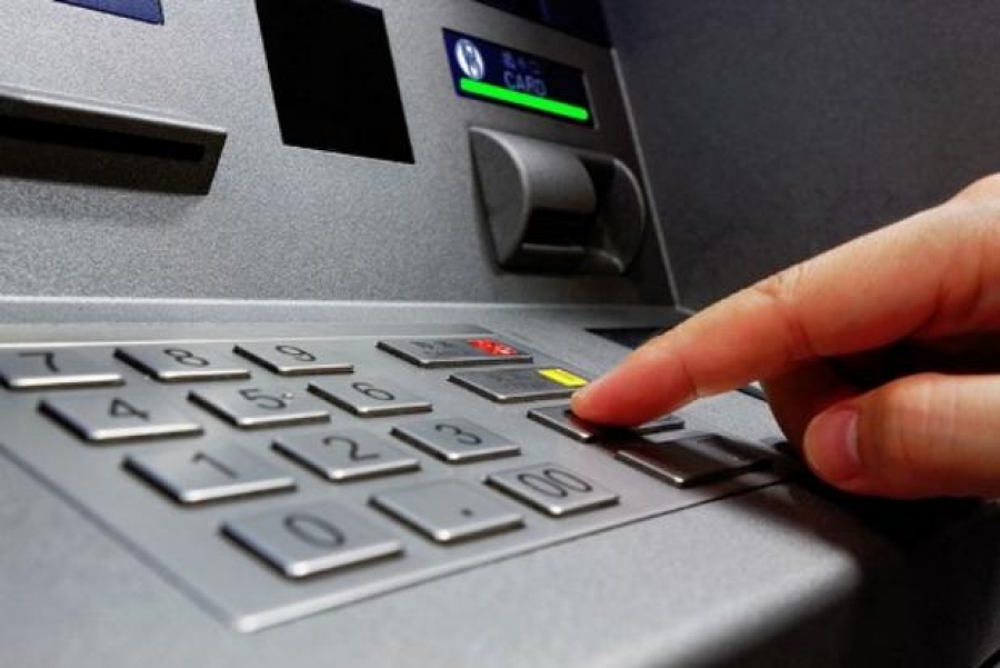 ¿Qué bancos cobran más comisión en cajeros?