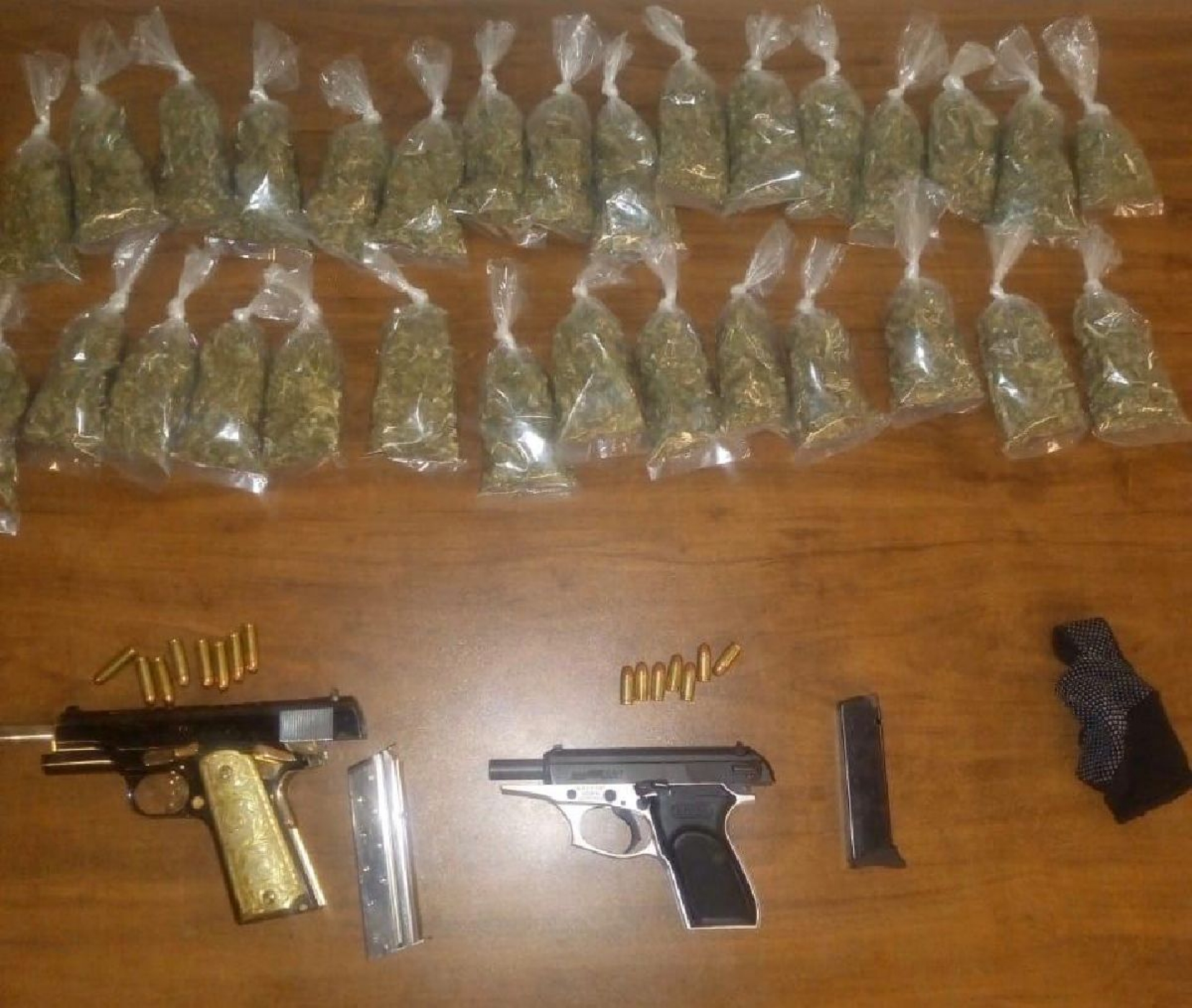 Transportaban armas, cartuchos y droga en un taxi