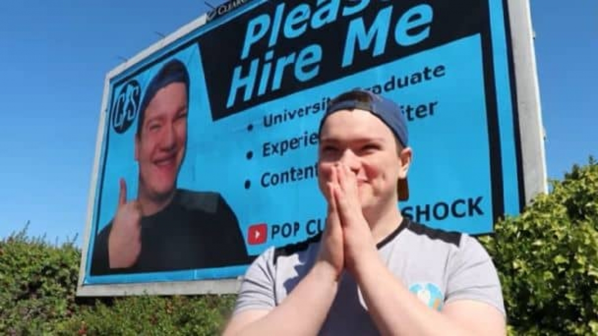 Joven pone su CV en un espectacular para buscar trabajo y nadie le llama
