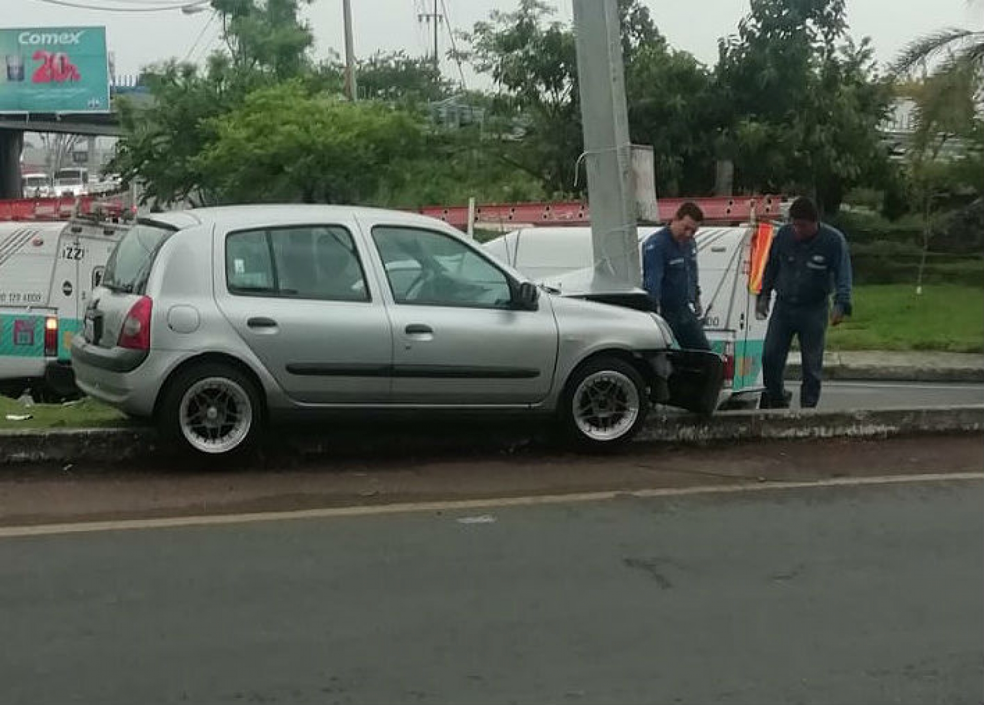 Choca automóvil en el entronque a Plan de Ayala