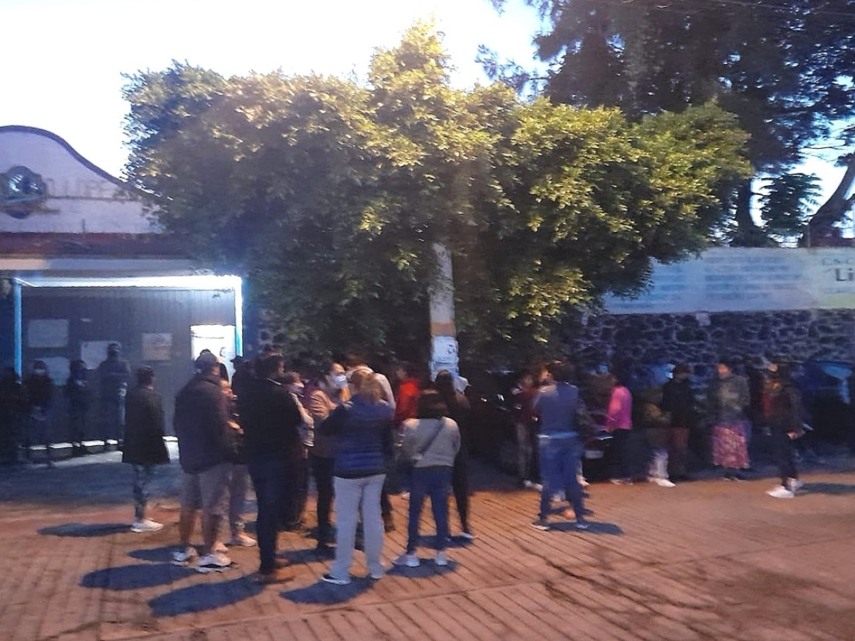 Toman plantel padres de familia de la secundaria cinco 'Adolfo López Mateos'