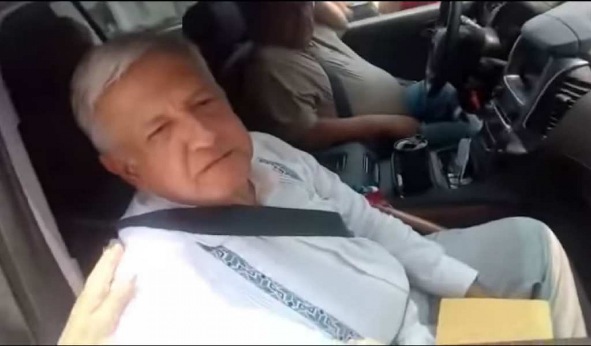 AMLO recibe reclamos de simpatizantes de Morena por quedarse sin empleo