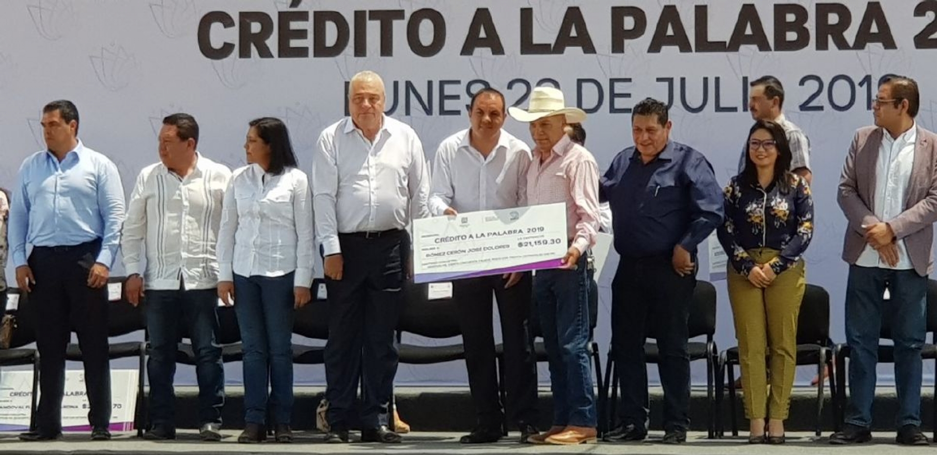 Entrega Cuauhtémoc Blanco apoyos a agricultores de la región oriente