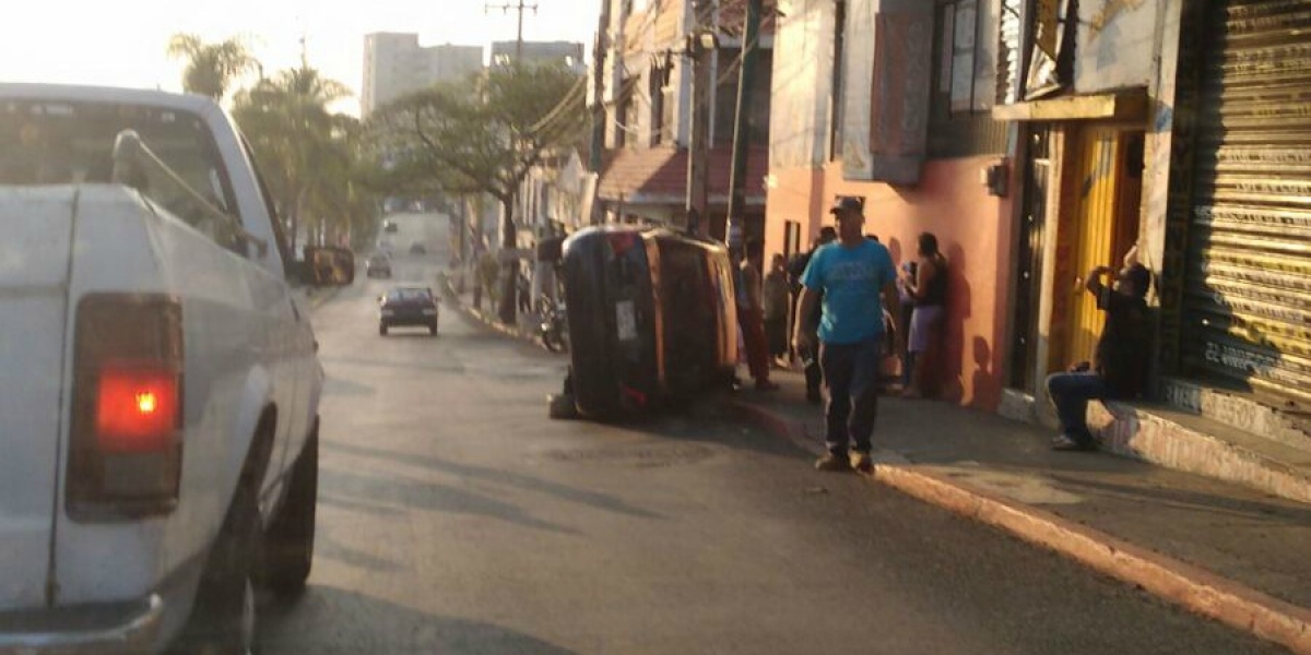 Un hombre resulta lesionado tras volcar vehículo en la avenida Plan de Ayala