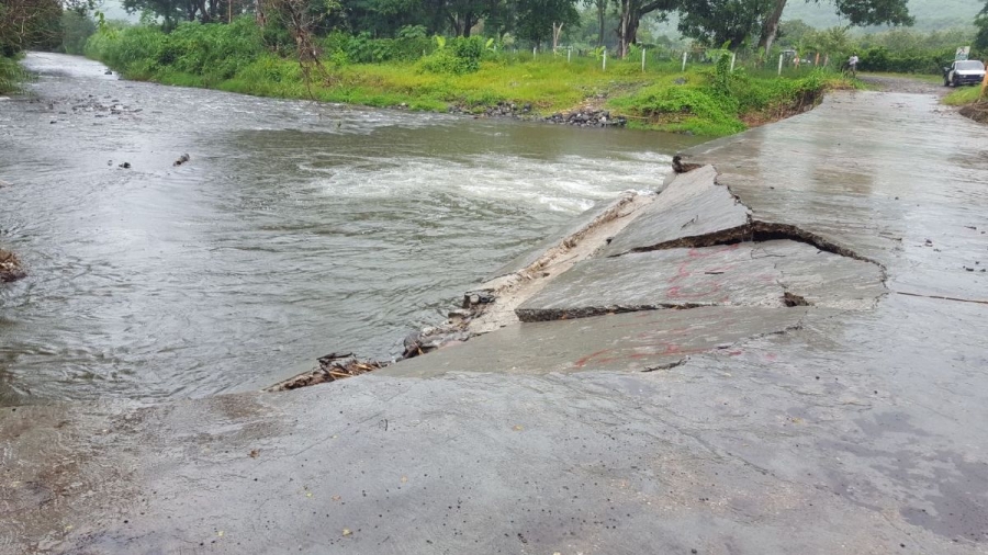 Colapsa parte de vado del río Chalma en Coatlán del Río